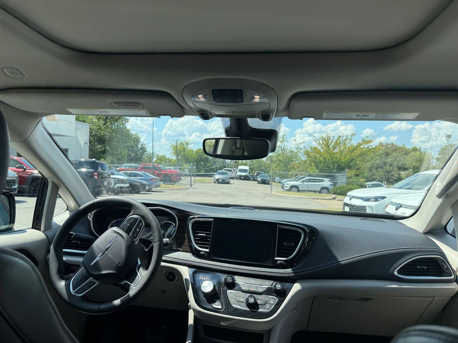 Used 2023 Chrysler Pacifica Limited FWD image 37