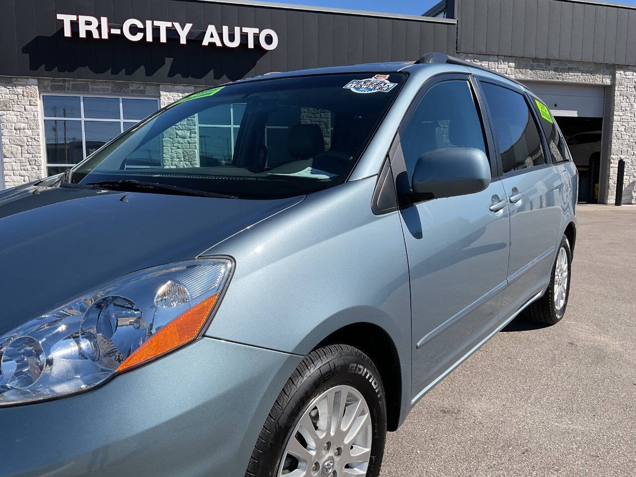 Used 2010 Toyota Sienna XLE w/ Towing Prep Pkg FWD image 2