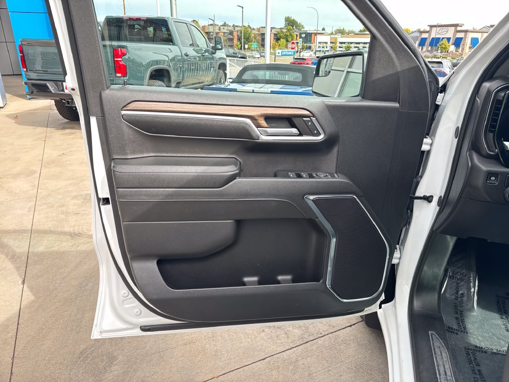 Used 2024 Chevrolet Silverado 1500 LT AWD/4WD image 10