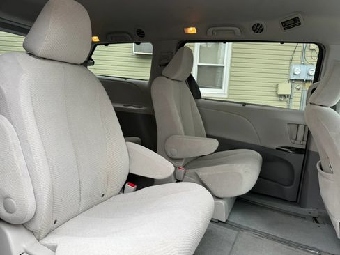Used 2014 Toyota Sienna LE AWD/4WD image 29