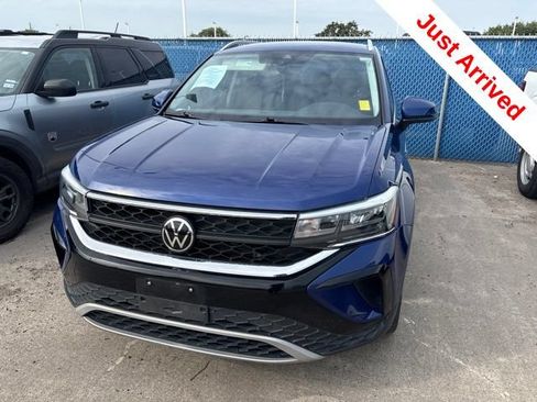 Used 2023 Volkswagen Taos SE FWD image 3