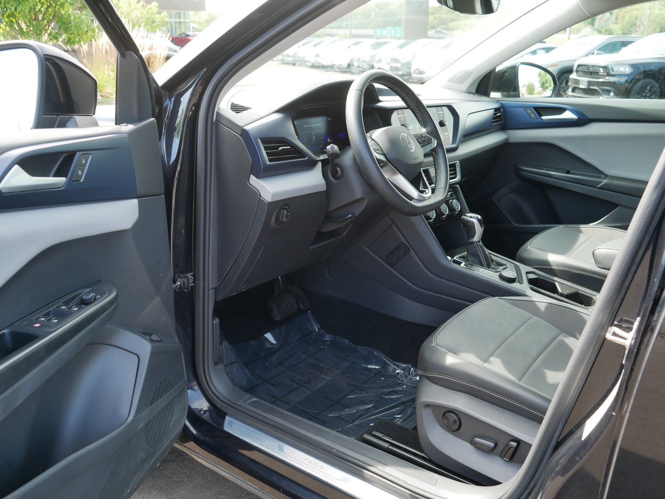 Used 2023 Volkswagen Taos SE w/ Panoramic Sunroof Package AWD/4WD image 11