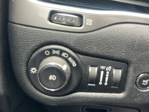 Used 2019 Jeep Cherokee Limited AWD/4WD image 28