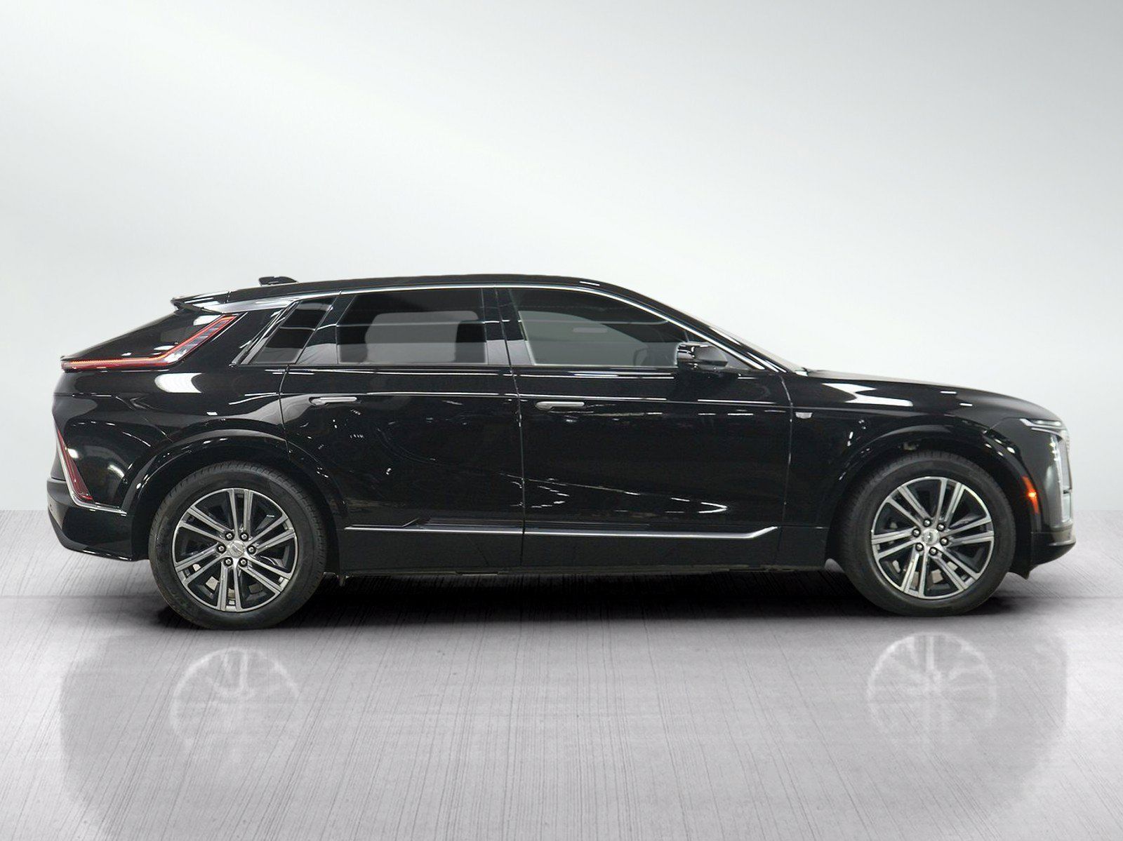 Used 2025 Cadillac Lyriq Luxury w/ LPO, Floor Liner Package AWD/4WD image 6