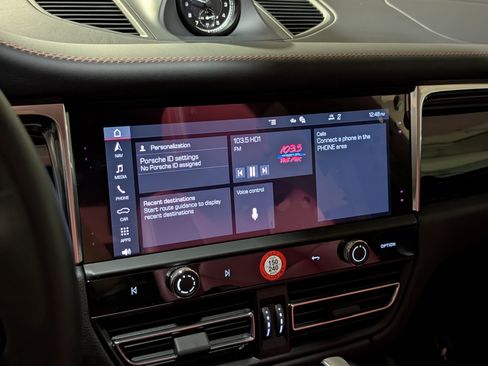 Used 2025 Porsche Macan image 36