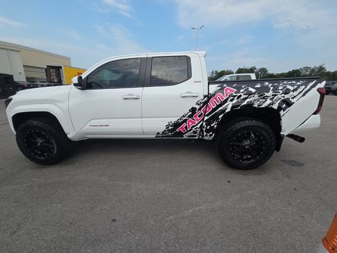 Used 2025 Toyota Tacoma SR5 AWD/4WD image 8