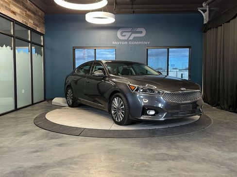 Used 2018 Kia Cadenza Premium w/ Luxury Package image 1