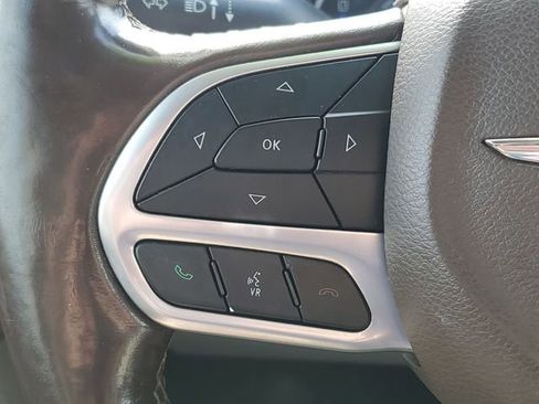 Used 2020 Chrysler Pacifica Touring-L FWD image 13