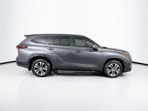 Certified 2024 Toyota Highlander XLE image 5