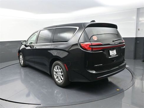New 2026 Chrysler Pacifica Select image 5