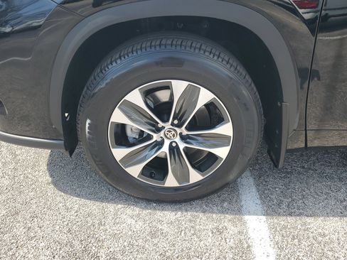 Used 2025 Toyota Highlander XLE image 5