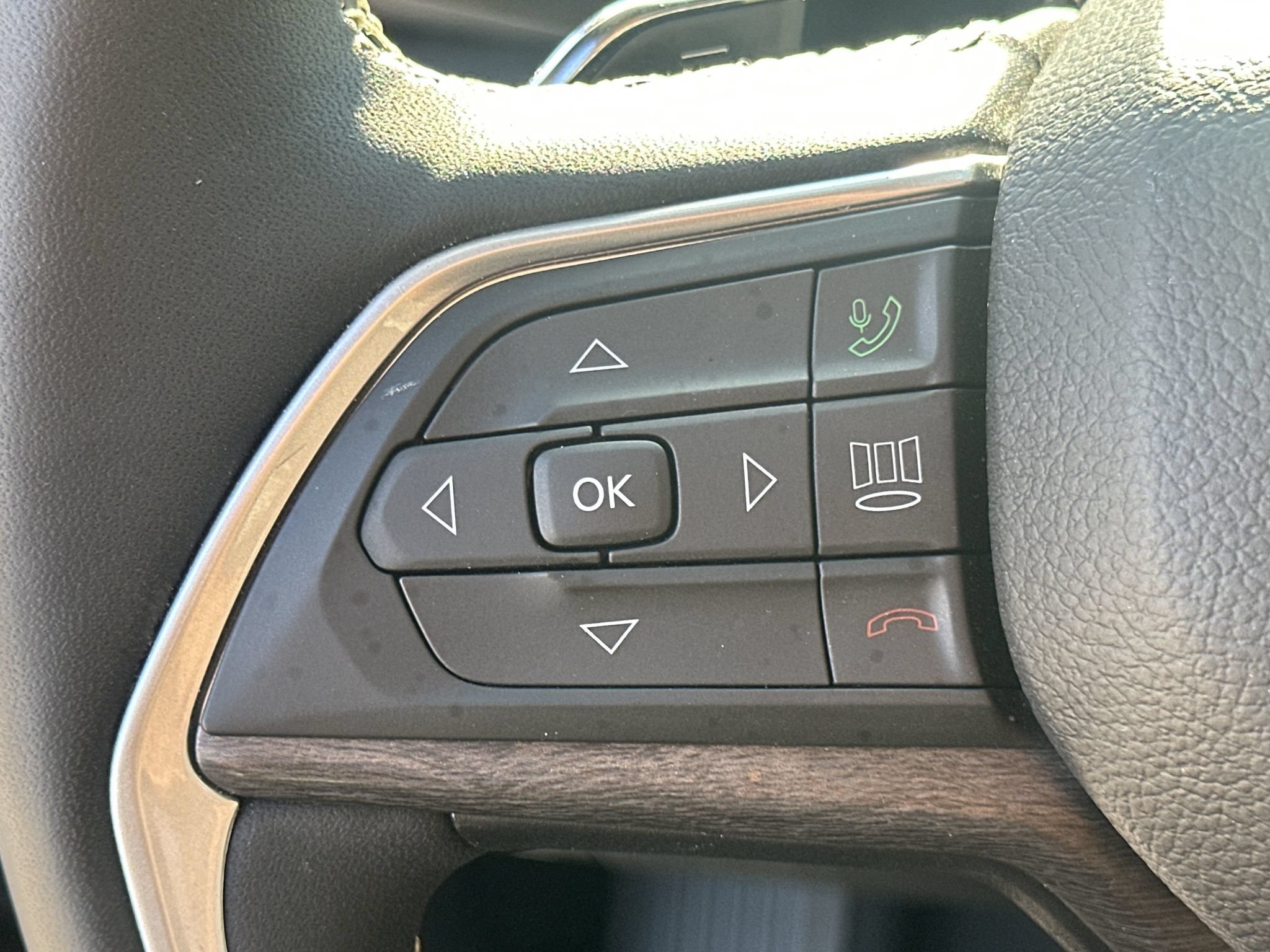 Used 2023 Jeep Grand Cherokee Limited AWD/4WD image 24