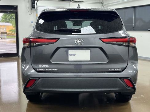 Used 2023 Toyota Highlander XLE AWD/4WD image 6