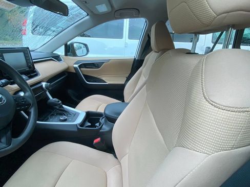 Used 2021 Toyota RAV4 LE AWD/4WD image 9