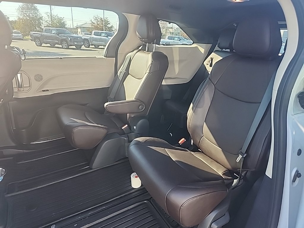 Used 2024 Toyota Sienna Platinum AWD/4WD image 8
