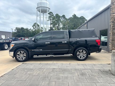 Used 2019 Nissan Titan SL image 8