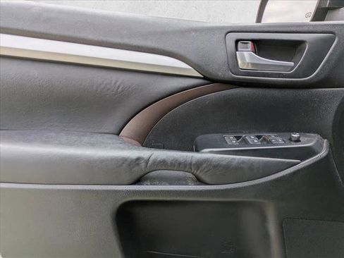 Used 2015 Toyota Highlander XLE image 8