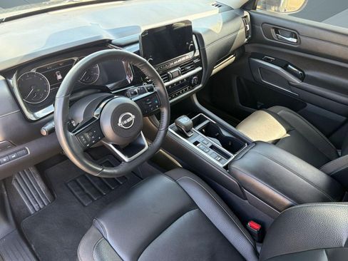 Used 2024 Nissan Pathfinder SL FWD image 3