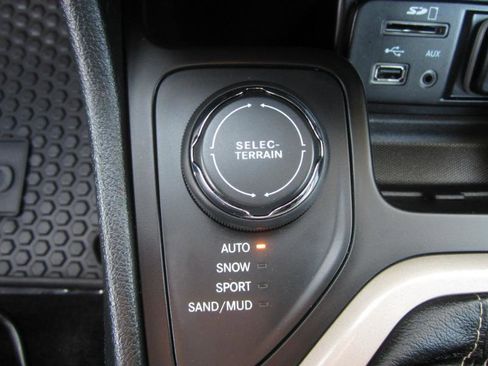 Used 2016 Jeep Cherokee Latitude w/ Trailer Tow Group AWD/4WD image 21