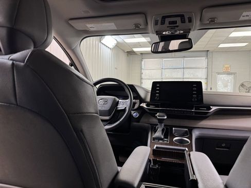 Used 2024 Toyota Sienna XLE image 19