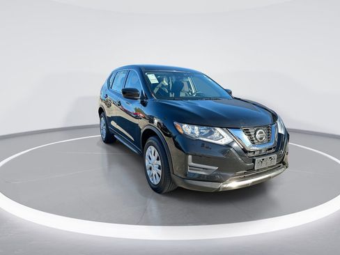 Used 2019 Nissan Rogue S image 2