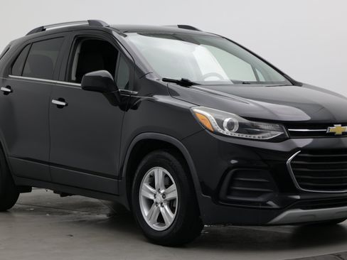Used 2018 Chevrolet Trax LT w/ LT Convenience Package FWD image 3