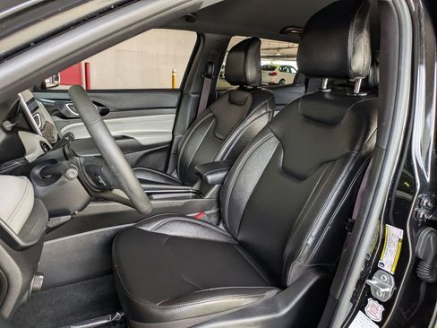 Used 2025 Jeep Compass Limited image 22