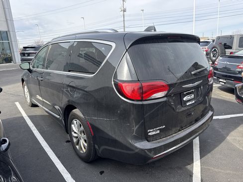 Used 2018 Chrysler Pacifica Touring-L image 3