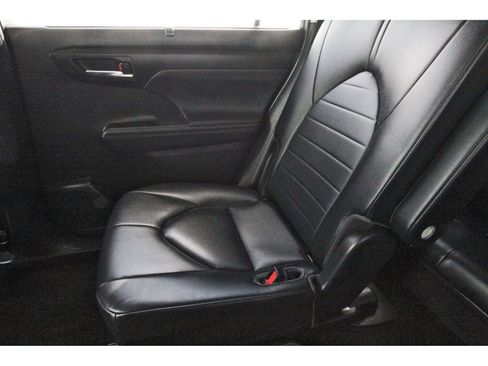 Used 2023 Toyota Highlander XLE FWD image 14