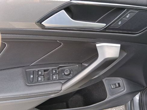 Used 2023 Volkswagen Tiguan SE image 9