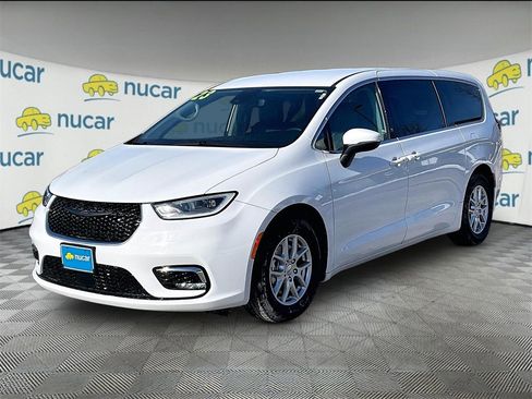Used 2023 Chrysler Pacifica Touring-L image 3