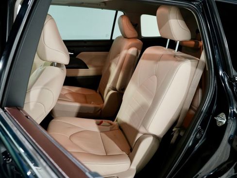 Used 2021 Toyota Highlander XLE image 28