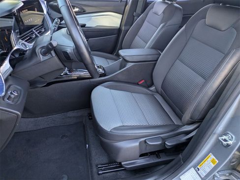 Used 2025 Chevrolet Trax LT w/ LT Convenience Package image 14