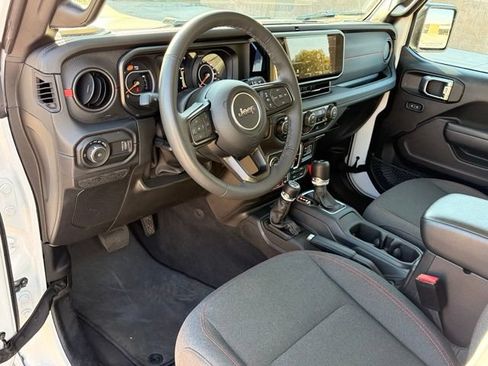Used 2025 Jeep Wrangler Unlimited Rubicon w/ Convenience Group AWD/4WD image 12
