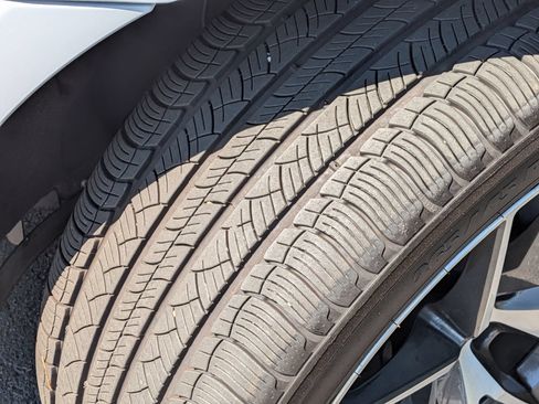 Certified 2025 Porsche Macan AWD/4WD image 37