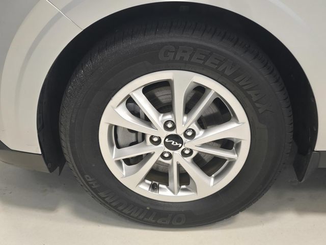 Used 2023 Kia Carnival LX FWD image 9