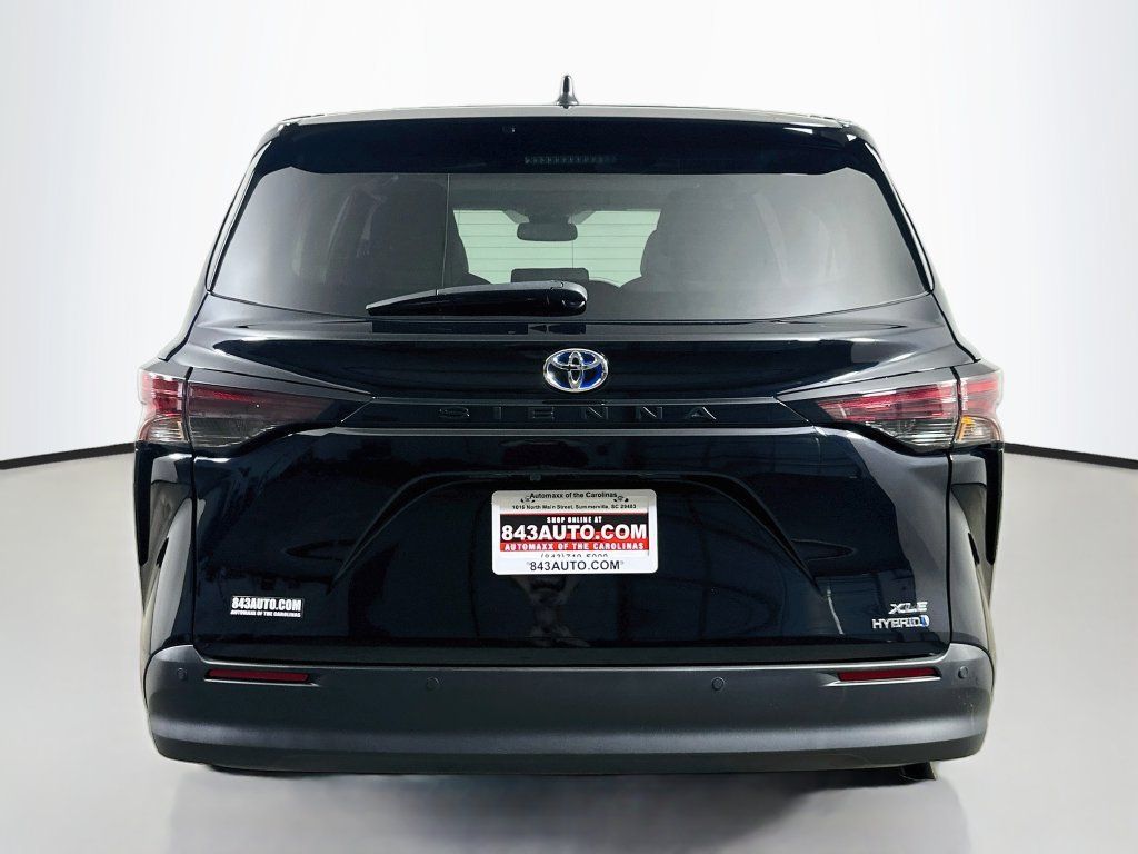 Used 2024 Toyota Sienna XLE FWD image 6