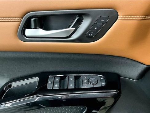 New 2026 Nissan Pathfinder Platinum image 32