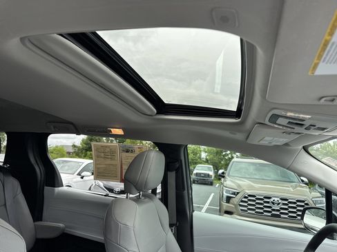 Used 2025 Toyota Sienna XLE FWD image 42