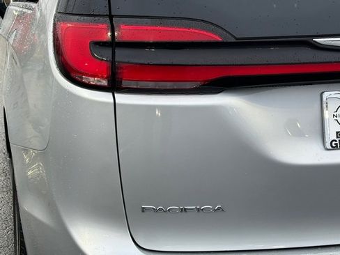 Used 2024 Chrysler Pacifica Touring-L image 14