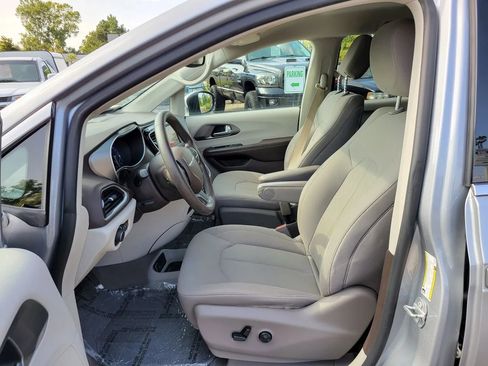 Used 2021 Chrysler Voyager LX image 2