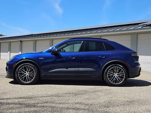 Certified 2025 Porsche Macan 4S Electric AWD/4WD image 2