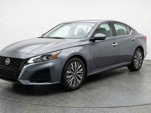 Used 2025 Nissan Altima 2.5 SV image 3