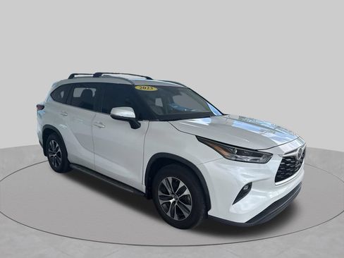 Used 2023 Toyota Highlander XLE FWD image 12