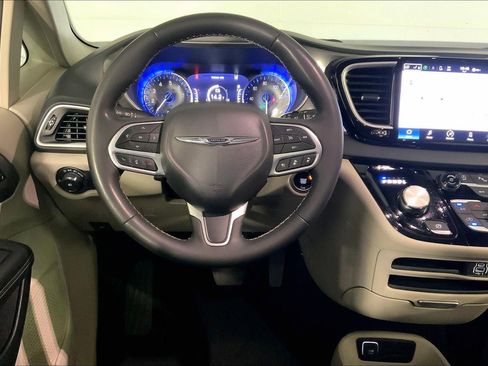 Used 2023 Chrysler Pacifica Touring-L FWD image 5