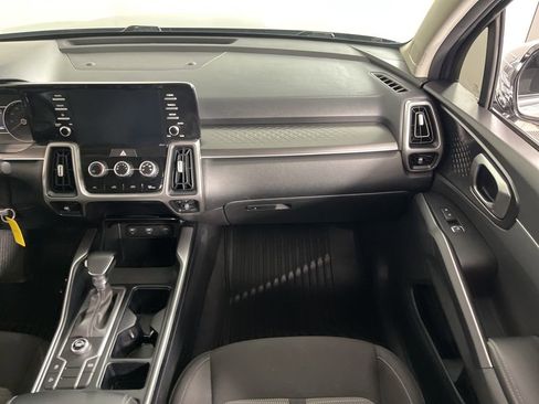 Used 2022 Kia Sorento LX image 17