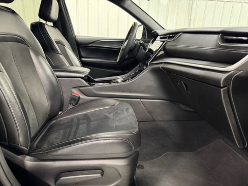 Used 2023 Jeep Grand Cherokee L Laredo image 15