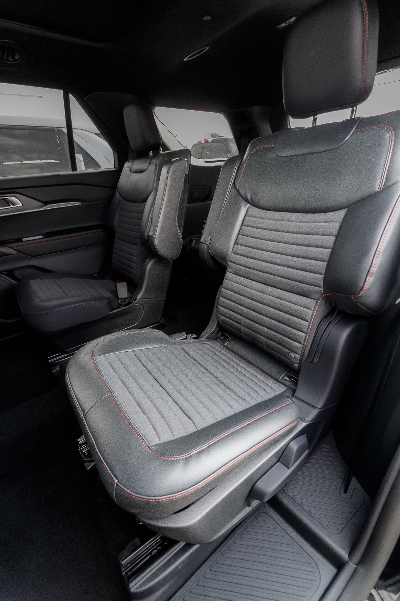 Used 2026 Ford Explorer ST-Line w/ ST-Line Street Pack AWD/4WD image 13
