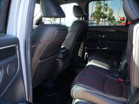 Used 2025 Honda Pilot Black Edition image 19