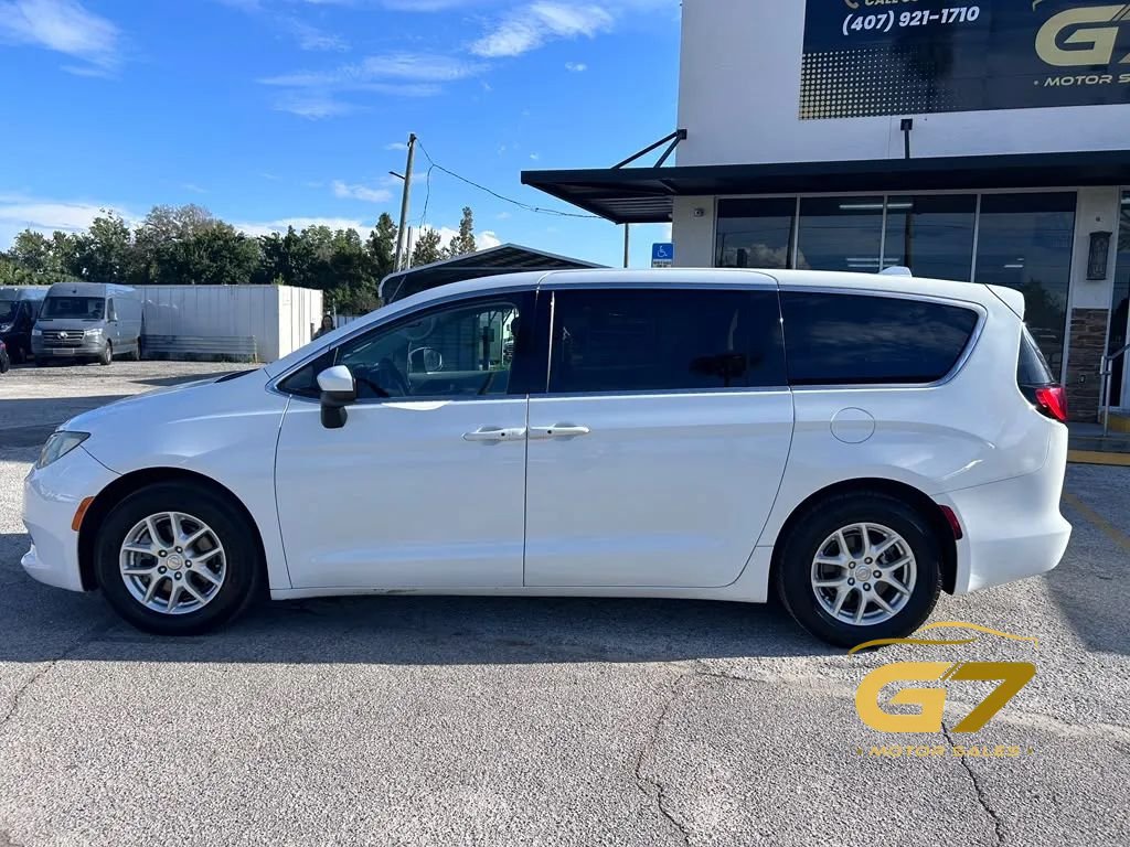 Used 2017 Chrysler Pacifica Touring FWD image 9